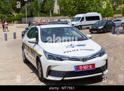 9. Mai 2018 eine Israelische Polizei in Alarmbereitschaft außerhalb des Holocaust Museum in Jerusalem Israel geparkt Stockfoto