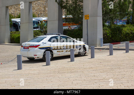 9. Mai 2018 eine Israelische Polizei in Alarmbereitschaft außerhalb des Holocaust Museum in Jerusalem Israel geparkt Stockfoto