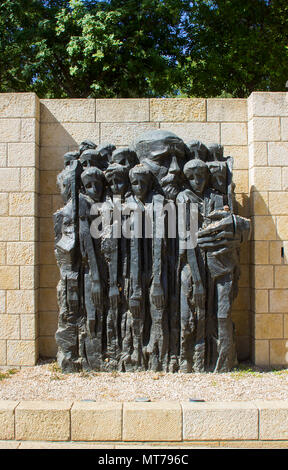 9. Mai 2018 eine steinerne Skulptur mit Szenen von Opfern des Holocaust an der Gedenkstätte Yad Vashem Holocaust Museum und Gedenkstätte in Jerusalem, Israel Stockfoto