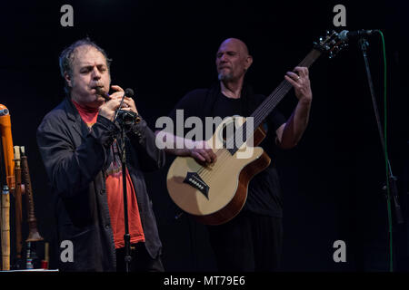 Anlässlich des Italienischen Volksfest, die sizilianische Gruppe von ethnisch-Folk - populäre Musik präsentierten ihre neuesten Album "Akoustikòs", am 27/05/2018 in der Villa Panphili Theater in Rom. Auf der Bühne Anita Vitale PIANO-Stimme, Mario Crispi ethnische - Stimme Blasinstrumente, Mario Rivera 6-String Acoustic Bass-Stimme und Giovanni Lo Cascio drum Set - Percussions. Künstlerischer Direktor Stefano Saletti. Mario Crispi (Foto von Leo Claudio De Petris/Pacific Press) Stockfoto