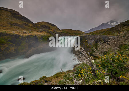 Blick auf den Salto Grande Wasserfall im Torres Del Paine Park bei bewölktem Himmel. Chilenischen Patagonien im Herbst Stockfoto