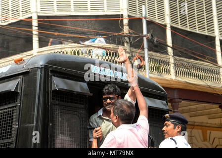 Kolkata, Indien. 28 Mai, 2018. Polizei verhaften SUCI (C) Aktivist während des Protestes gegen Kraftstoff preis Wanderung vor der Gouverneur Haus. Aktivist der sozialistischen Einheit Zentrum Indiens (Kommunistischen) oder SUCI (C) Teilnahme an einer Demonstration vor dem Haus des Gouverneurs gegen Regierung der Union über den Kraftstoffpreis Wanderung zu protestieren. Credit: Saikat Paul/Pacific Press/Alamy leben Nachrichten Stockfoto