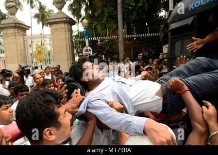 Kolkata, Indien. 28 Mai, 2018. Polizei verhaften SUCI (C) Aktivist während des Protestes gegen Kraftstoff preis Wanderung vor der Gouverneur Haus. Aktivist der sozialistischen Einheit Zentrum Indiens (Kommunistischen) oder SUCI (C) Teilnahme an einer Demonstration vor dem Haus des Gouverneurs gegen Regierung der Union über den Kraftstoffpreis Wanderung zu protestieren. Credit: Saikat Paul/Pacific Press/Alamy leben Nachrichten Stockfoto