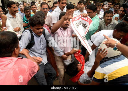 Kolkata, Indien. 28 Mai, 2018. Polizei verhaften SUCI (C) Aktivist während des Protestes gegen Kraftstoff preis Wanderung vor der Gouverneur Haus. Aktivist der sozialistischen Einheit Zentrum Indiens (Kommunistischen) oder SUCI (C) Teilnahme an einer Demonstration vor dem Haus des Gouverneurs gegen Regierung der Union über den Kraftstoffpreis Wanderung zu protestieren. Credit: Saikat Paul/Pacific Press/Alamy leben Nachrichten Stockfoto