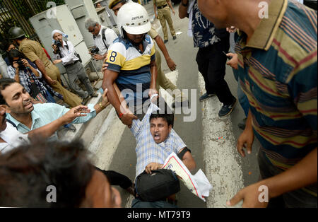 Kolkata, Indien. 28 Mai, 2018. Polizei verhaften SUCI (C) Aktivist während des Protestes gegen Kraftstoff preis Wanderung vor der Gouverneur Haus. Aktivist der sozialistischen Einheit Zentrum Indiens (Kommunistischen) oder SUCI (C) Teilnahme an einer Demonstration vor dem Haus des Gouverneurs gegen Regierung der Union über den Kraftstoffpreis Wanderung zu protestieren. Credit: Saikat Paul/Pacific Press/Alamy leben Nachrichten Stockfoto