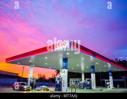 Krabi, Thailand - 1. September 2017: ESSO Tankstelle. Esso Tankstellen und Produkte wie Benzin, Diesel, Motoröl, Geschenkkarten, Kreditkarten Stockfoto