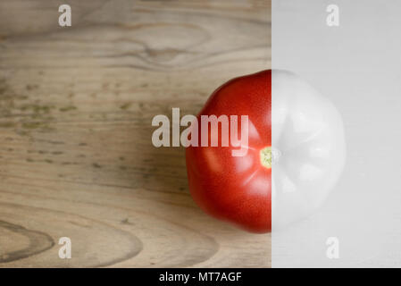 Kreative Gestaltung aus Tomaten auf Holz backgruond. Weißer Lack und natürlich. Essen Konzept. Stockfoto