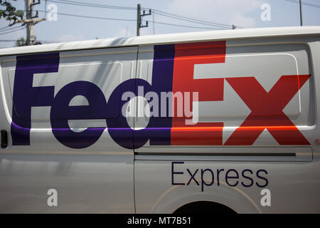 CHIANG MAI, THAILAND - 21. MAI 2018: Fedex logistische Van. Auf der straße Nr. 1001, 8 km von Chiang Mai City. Stockfoto