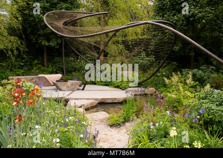 Modern Pavillon über eine Sitzecke und Pflanzen in der Wedgwood Garten an der RHS Chelsea Flower Show 2018, London, UK Stockfoto