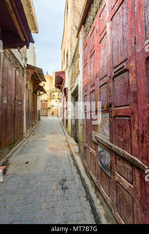 Alte Straße mit roten Tür in Fes Medina Stockfoto