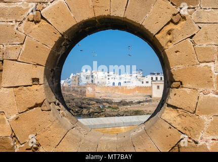 Anzeigen von Essaouira durch das Loch in der Wand Stockfoto