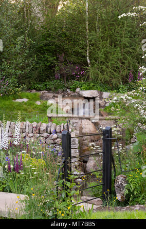 Eine fließende Beck und Metal Gate der Willkommen in Yorkshire Garten an der RHS Chelsea Flower Show 2018, London, UK Stockfoto