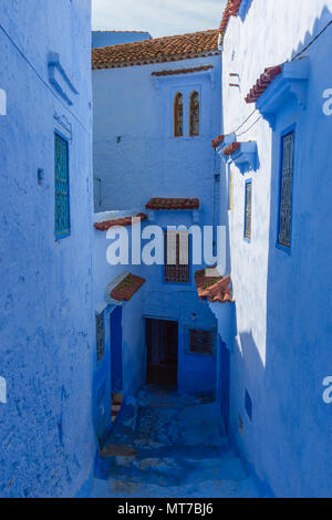 Blaue Straße in Medina von Fes Stockfoto