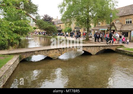 Die Menschen genießen die May Bank Holiday in Bourton auf dem Wasser, Gloucestershire, UK innerhalb der Cotswolds Gebiet von außergewöhnlicher natürlicher Schönheit Stockfoto