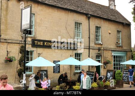 Die Menschen genießen die May Bank Holiday in Bourton auf dem Wasser, Gloucestershire, UK innerhalb der Cotswolds Gebiet von außergewöhnlicher natürlicher Schönheit Stockfoto