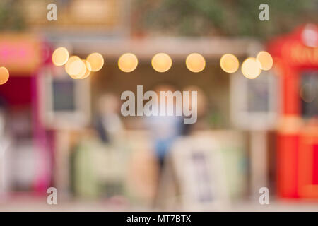 Blurry Fassade mit Girlanden. Festliche verschwommenen Hintergrund. Natürliche bokeh. Stockfoto