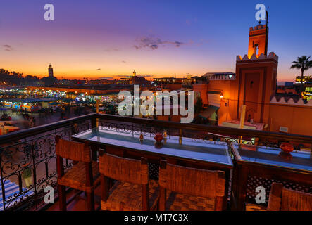 Platz Jemaa el Fna in der Dämmerung, Marrakesch Stockfoto