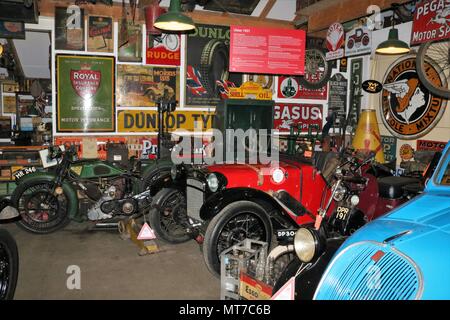 Die Cotswold fahrendes Museum in den Cotswolds Dorf Bourton-on-the-Water, Gloucestershire, England. Oldtimer und Displays. Stockfoto