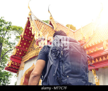 Mann backpacher Asien besuchen, der an einem sonnigen Tag, Solo Reise, Urlaub und Ferien. Stockfoto