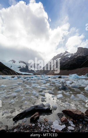 Kleine Blöcke von Eis dot das Ufer eines Gletschersee am Fitzroy in Argentinien Stockfoto