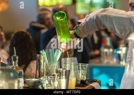 Ein Barkeeper mixen einen Cocktail an einem Gin tasting Event im Trebah Garten in Cornwall. Stockfoto