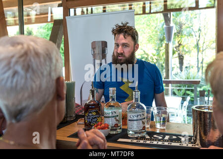 Ein Barkeeper Caspyn Cornish Gin Cocktails bei einem Gin tasting Event im Trebah Garten in Cornwall. Stockfoto