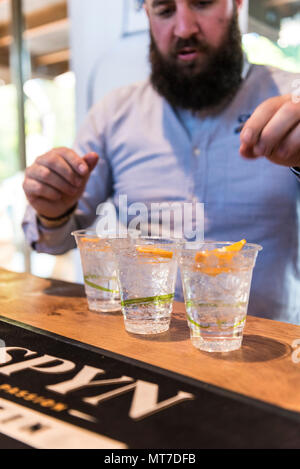 Ein hipster bärtigen Barkeeper Gin und Tonic zu einem Gin tasting Event im Trebah Garten in Cornwall. Stockfoto