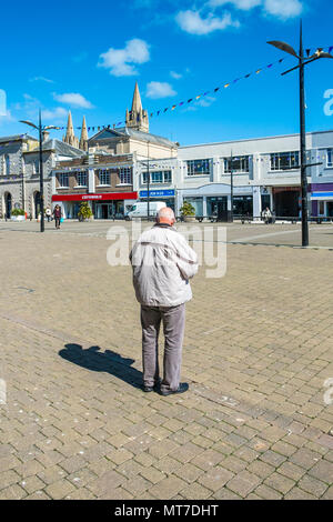 Ein Mann stand allein in Zitrone Kai in der Stadt Truro in Cornwall. Stockfoto