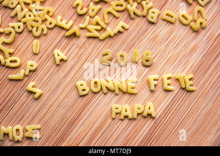 Pasta bildet der Text 2018 Bonne Fete Papa, Sinne Happy Vatertag in französischer Sprache Stockfoto