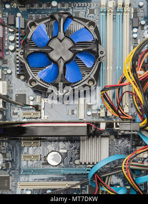 Blick von oben auf die blauen Lüfter der CPU und der Grafikkarte auf der Hauptplatine Stockfoto