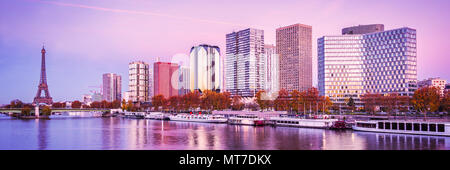 Skyline von Paris, dem Eiffelturm und Gebäuden bei Sonnenuntergang, Reflexion in Seine. Stockfoto