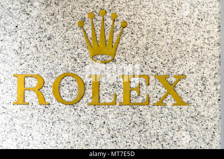 Goldenen Schriftzug 'Rolex' und ein Marmorbad mit Krone auf die Wand von einem Juwelier in Hannover, Deutschland, Mai 2018 Stockfoto