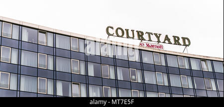 Blick auf den oberen Etagen und der Schriftzug und das Logo des Courtyard Marriott Hotel in Hannover am Maschsee, Deutschland, Mai 2018 Stockfoto