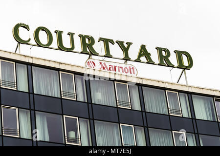 Detailansicht der oberen Etagen und der Schriftzug und das Logo des Courtyard Marriott Hotel in Hannover am Maschsee, Deutschland, Mai 2018 Stockfoto