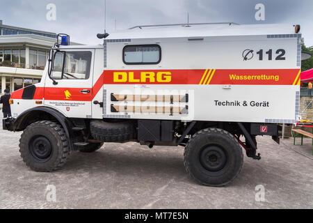 Unimog Mercedes umgewandelt in einen Krankenwagen der DLRG (Deutsche Lebensrettungsgesellschaft), auf Anruf am Maschsee in Hannover, Deutschland im Mai 2018 Stockfoto