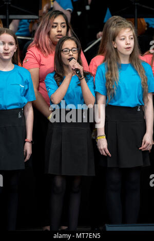 Die Kinder der Parrs Holz High School Chor singen während der Manchester zusammen Chor Konzert im Gedenken an die Opfer der Arena Bombenattentat in Manchester, Großbritannien, am 22. Mai 2018. Prinz William und der britische Premierminister Theresa May zusammen mit anderen Politikern, sowie Angehörige der Getöteten, und Rettungskräfte zur Szene des Terror Angriff, während Tausende von Menschen in Manchester Dienstag versammelten sich am ersten Jahrestag des Terrorangriffs in der Stadt die 22 Toten. Stockfoto