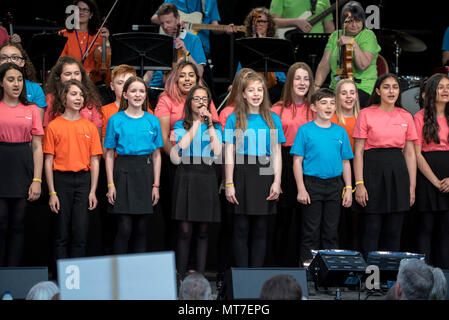 Die Kinder der Parrs Holz High School Chor singen während der Manchester zusammen Chor Konzert im Gedenken an die Opfer der Arena Bombenattentat in Manchester, Großbritannien, am 22. Mai 2018. Prinz William und der britische Premierminister Theresa May zusammen mit anderen Politikern, sowie Angehörige der Getöteten, und Rettungskräfte zur Szene des Terror Angriff, während Tausende von Menschen in Manchester Dienstag versammelten sich am ersten Jahrestag des Terrorangriffs in der Stadt die 22 Toten. Stockfoto