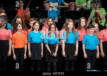 Die Kinder der Parrs Holz High School Chor singen während der Manchester zusammen Chor Konzert im Gedenken an die Opfer der Arena Bombenattentat in Manchester, Großbritannien, am 22. Mai 2018. Prinz William und der britische Premierminister Theresa May zusammen mit anderen Politikern, sowie Angehörige der Getöteten, und Rettungskräfte zur Szene des Terror Angriff, während Tausende von Menschen in Manchester Dienstag versammelten sich am ersten Jahrestag des Terrorangriffs in der Stadt die 22 Toten. Stockfoto