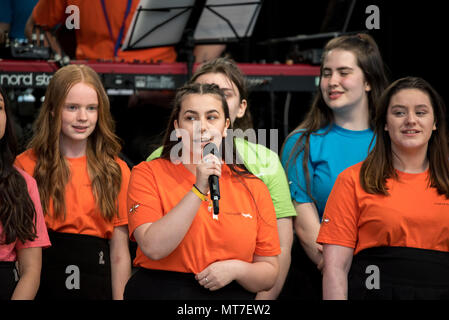 Die Kinder der Parrs Holz High School Chor singen während der Manchester zusammen Chor Konzert im Gedenken an die Opfer der Arena Bombenattentat in Manchester, Großbritannien, am 22. Mai 2018. Prinz William und der britische Premierminister Theresa May zusammen mit anderen Politikern, sowie Angehörige der Getöteten, und Rettungskräfte zur Szene des Terror Angriff, während Tausende von Menschen in Manchester Dienstag versammelten sich am ersten Jahrestag des Terrorangriffs in der Stadt die 22 Toten. Stockfoto