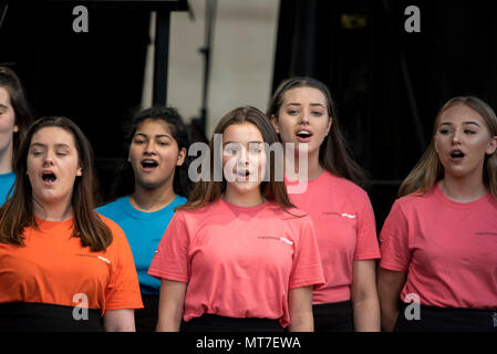 Die Kinder der Parrs Holz High School Chor singen während der Manchester zusammen Chor Konzert im Gedenken an die Opfer der Arena Bombenattentat in Manchester, Großbritannien, am 22. Mai 2018. Prinz William und der britische Premierminister Theresa May zusammen mit anderen Politikern, sowie Angehörige der Getöteten, und Rettungskräfte zur Szene des Terror Angriff, während Tausende von Menschen in Manchester Dienstag versammelten sich am ersten Jahrestag des Terrorangriffs in der Stadt die 22 Toten. Stockfoto