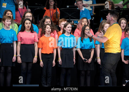 Die Kinder der Parrs Holz High School Chor singen während der Manchester zusammen Chor Konzert im Gedenken an die Opfer der Arena Bombenattentat in Manchester, Großbritannien, am 22. Mai 2018. Prinz William und der britische Premierminister Theresa May zusammen mit anderen Politikern, sowie Angehörige der Getöteten, und Rettungskräfte zur Szene des Terror Angriff, während Tausende von Menschen in Manchester Dienstag versammelten sich am ersten Jahrestag des Terrorangriffs in der Stadt die 22 Toten. Stockfoto