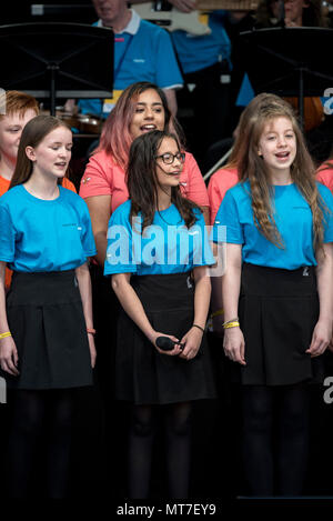 Die Kinder der Parrs Holz High School Chor singen während der Manchester zusammen Chor Konzert im Gedenken an die Opfer der Arena Bombenattentat in Manchester, Großbritannien, am 22. Mai 2018. Prinz William und der britische Premierminister Theresa May zusammen mit anderen Politikern, sowie Angehörige der Getöteten, und Rettungskräfte zur Szene des Terror Angriff, während Tausende von Menschen in Manchester Dienstag versammelten sich am ersten Jahrestag des Terrorangriffs in der Stadt die 22 Toten. Stockfoto