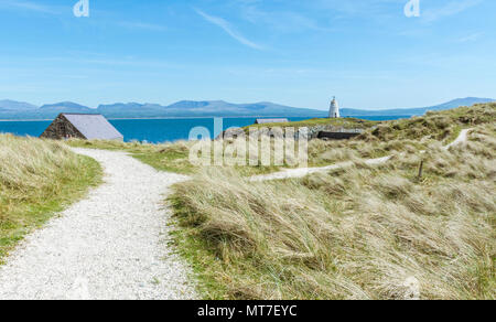 UK, Anglesey, Whitby. 19. Mai 2018. Ein Blick auf das alte Bootshaus und Twr Bach Leuchtturm auf llanddwyn Island. Stockfoto