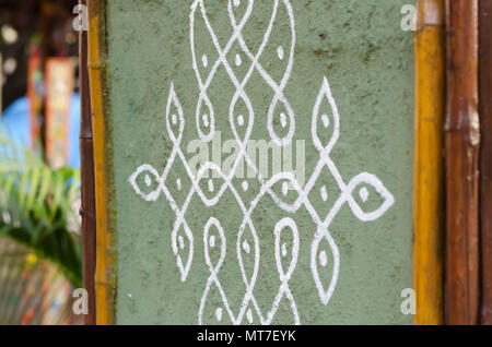 Rangoli Dekorationen an der Wand Glück bringen und auch als Zeichen der Gunst bei Shilparamam Kunst und Handwerk Dorf in Hyderabad, Indien. Stockfoto