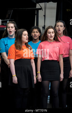 Die Kinder der Parrs Holz High School Chor singen während der Manchester zusammen Chor Konzert im Gedenken an die Opfer der Arena Bombenattentat in Manchester, Großbritannien, am 22. Mai 2018. Prinz William und der britische Premierminister Theresa May zusammen mit anderen Politikern, sowie Angehörige der Getöteten, und Rettungskräfte zur Szene des Terror Angriff, während Tausende von Menschen in Manchester Dienstag versammelten sich am ersten Jahrestag des Terrorangriffs in der Stadt die 22 Toten. Stockfoto