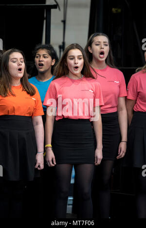 Die Kinder der Parrs Holz High School Chor singen während der Manchester zusammen Chor Konzert im Gedenken an die Opfer der Arena Bombenattentat in Manchester, Großbritannien, am 22. Mai 2018. Prinz William und der britische Premierminister Theresa May zusammen mit anderen Politikern, sowie Angehörige der Getöteten, und Rettungskräfte zur Szene des Terror Angriff, während Tausende von Menschen in Manchester Dienstag versammelten sich am ersten Jahrestag des Terrorangriffs in der Stadt die 22 Toten. Stockfoto