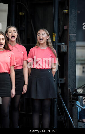 Die Kinder der Parrs Holz High School Chor singen während der Manchester zusammen Chor Konzert im Gedenken an die Opfer der Arena Bombenattentat in Manchester, Großbritannien, am 22. Mai 2018. Prinz William und der britische Premierminister Theresa May zusammen mit anderen Politikern, sowie Angehörige der Getöteten, und Rettungskräfte zur Szene des Terror Angriff, während Tausende von Menschen in Manchester Dienstag versammelten sich am ersten Jahrestag des Terrorangriffs in der Stadt die 22 Toten. Stockfoto