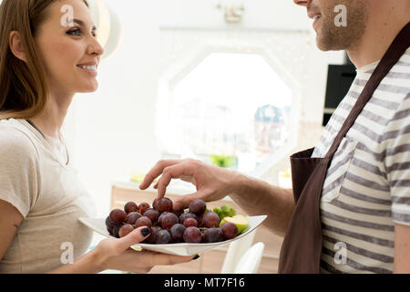 Glücklichen gesunden Paar frische Früchte genießen. Stockfoto