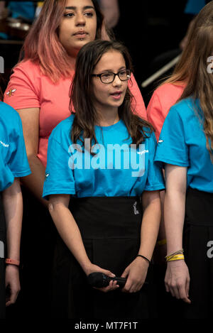 Die Kinder der Parrs Holz High School Chor singen während der Manchester zusammen Chor Konzert im Gedenken an die Opfer der Arena Bombenattentat in Manchester, Großbritannien, am 22. Mai 2018. Prinz William und der britische Premierminister Theresa May zusammen mit anderen Politikern, sowie Angehörige der Getöteten, und Rettungskräfte zur Szene des Terror Angriff, während Tausende von Menschen in Manchester Dienstag versammelten sich am ersten Jahrestag des Terrorangriffs in der Stadt die 22 Toten. Stockfoto