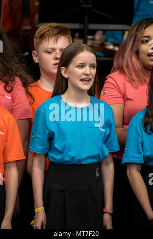 Die Kinder der Parrs Holz High School Chor singen während der Manchester zusammen Chor Konzert im Gedenken an die Opfer der Arena Bombenattentat in Manchester, Großbritannien, am 22. Mai 2018. Prinz William und der britische Premierminister Theresa May zusammen mit anderen Politikern, sowie Angehörige der Getöteten, und Rettungskräfte zur Szene des Terror Angriff, während Tausende von Menschen in Manchester Dienstag versammelten sich am ersten Jahrestag des Terrorangriffs in der Stadt die 22 Toten. Stockfoto